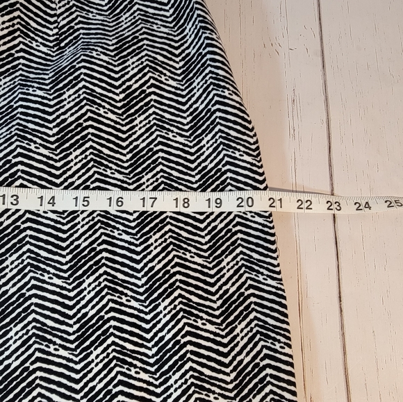 Chico's Crop Zebra Style Print Crop Leg Caucho Capri Pants Women's Size 1 - Picture 15 of 16